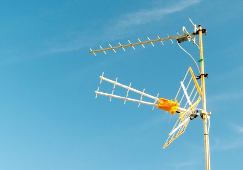 disparo-angulo-antena-television-capturada-dia-soleado-cielo-despejado (1)
