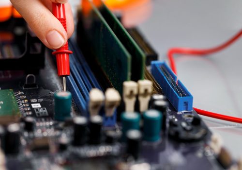 tecnico-femenino-placa-base-computadora